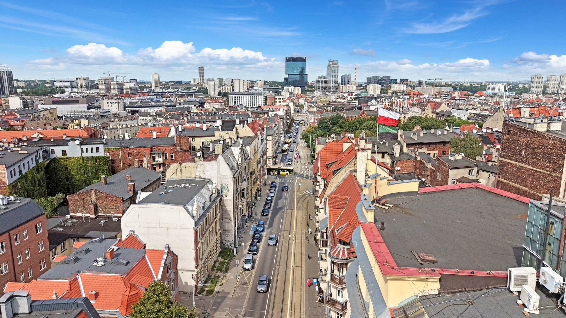 Kamienica Kościuszki 27 z drona na tle centrum Katowic